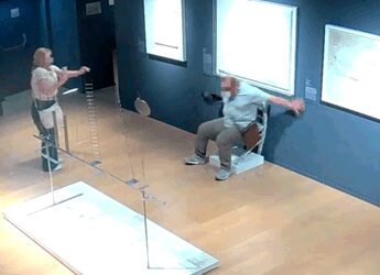 Verona, danno a un’opera d’arte per un selfie