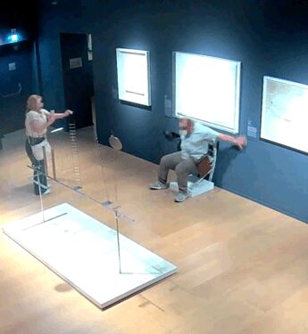 Verona, danno a un’opera d’arte per un selfie