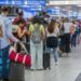 Bagagli a mano in aereo, da domani si potranno portare fino a 2 litri di liquidi
