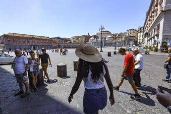 Caldo record, 17 città da bollino rosso. Malore in strada, una donna muore a Bagheria