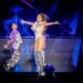 ‘I love Italy!’, Jennifer Lopez sventola il Tricolore sul palco di Lucca