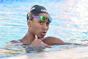 Mondiali nuoto, Sara Curtis fa la storia e centra la finale dei 100 sl. Chi è la nuova stella del nuoto italiano