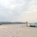 Muore risucchiato da motore di un aereo a Bergamo, tragedia in pista a Orio al Serio
