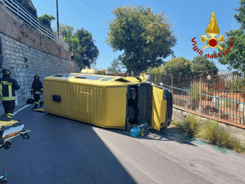 Pulmini con 21 bambini si ribalta, quattro feriti