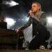 Robbie Williams e lo sfogo sulla malattia dei genitori: “Non sono pronto per questo”
