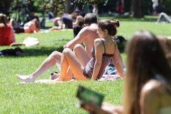 Salute, il dermatologo: “Follia ustioni solari sui social, rischi enormi per la salute”