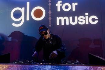 Tananai conquista Fregene, esibizione live a sorpresa firmata ‘glo for music’