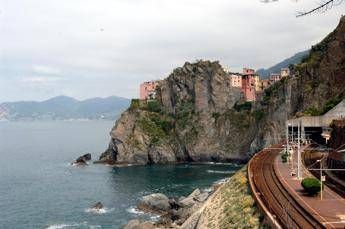 Tragedia alle Cinque Terre, muore cadendo da via dell’Amore dopo litigio con fidanzata