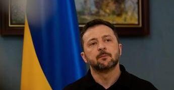 Ucraina, Zelensky a Parigi da Macron. Negoziati Miami incentrati su definizione confine