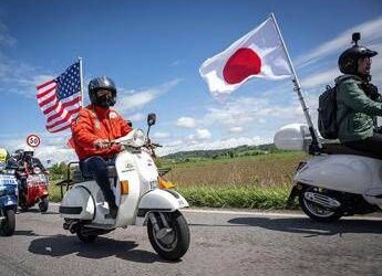 Vespa celebra 80 anni di stile e libertà con l’evento più grande della sua storia