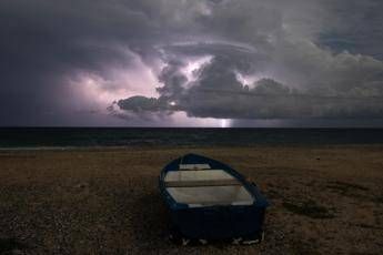 Violento temporale a Piombino, 70enne colpito da fulmine in spiaggia