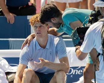 Alcaraz, lezione di sportività e poi… festa con lo staff: i tifosi di Sinner ‘attaccano’ Carlos