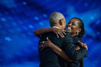 Barack Obama compie 64 anni, Michelle: “Sei ancora il più figo che conosco”