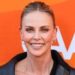 Charlize Theron compie 50 anni, dall’infanzia difficile all’Oscar