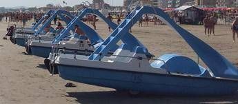 Gaeta, pedalò imbarca acqua e rischia di affondare: salvati due adulti e una bambina