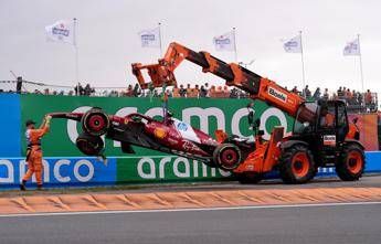 Gp d’Olanda, disastro Hamilton: Lewis si schianta e si ritira. Cos’è successo