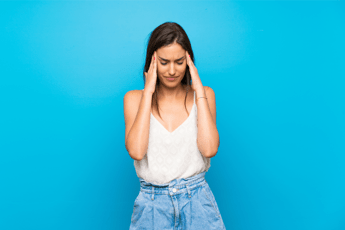 Mal di testa in vacanza, esperta: “Altitudine e cambio clima possono scatenarlo”