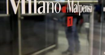 Malore per comandante aereo, atterraggio d’emergenza a Malpensa