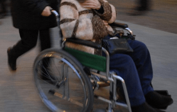 “Mio padre invalido al 100%, ma gli negano indennità di accompagno”: la denuncia