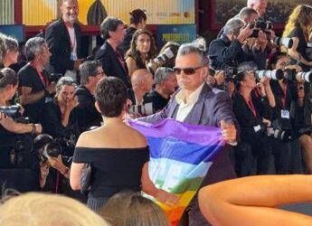 Mostra Venezia, Piero Pelù sul red carpet con la bandiera della pace