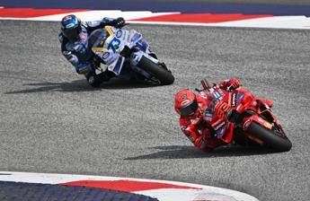MotoGp in Austria, Marc Marquez vince la sprint davanti a fratello Alex. Bagnaia si ritira
