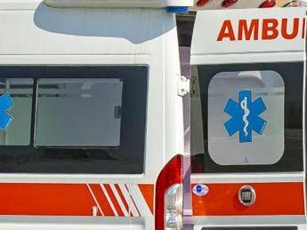 Palermo, braccio fuori dal finestrino si incastra nella ringhiera del tram: arto amputato