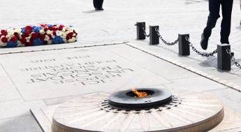 Parigi, arrestato l’uomo che si era acceso sigaretta con fiamma milite ignoto