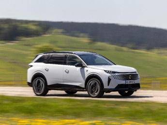Peugeot E-5008 325 Dual Motor: prestazioni elevate per il SUV 7 posti full electric