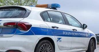 Roma, due bambini lasciati soli in auto in centro: denunciata la madre