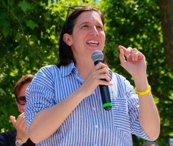 Schlein: “Servono salario minimo e separare prezzo energia dal gas. Così si aiutano le tasche degli italiani. Tra due anni al Governo difendendo lavoro, scuola, sanità e diritti. Ridiamo speranza al Paese”