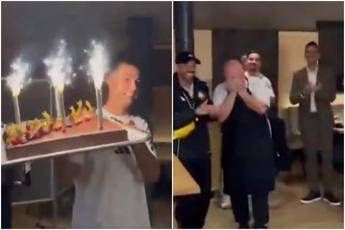 Sorpresa Ronaldo, porta una torta al… cuoco dell’Al Nassr