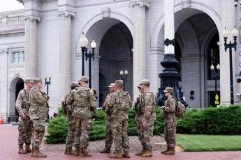 Trump schiera Guardia Nazionale armata a Washington: “Pronta a reagire”