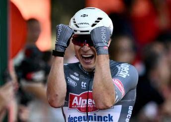 Vuelta, Philipsen vince allo sprint la prima tappa e conquista la maglia rossa