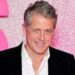 Auguri Hugh Grant, l’icona della commedia romantica compie 65 anni