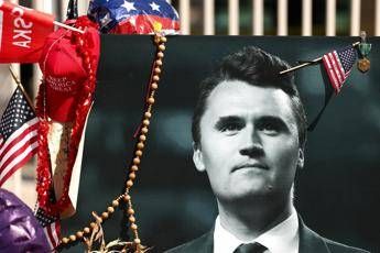Charlie Kirk, la vedova: “Indosso suo ciondolo insanguinato”