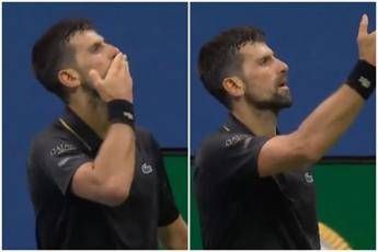 Djokovic, show agli Us Open: pubblico fischia, lui vince il set e manda… baci