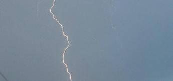 Folgorato da fulmine mentre porta da mangiare al cane, muore 65enne nel Fiorentino