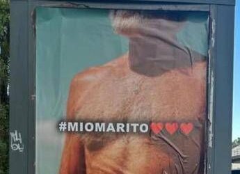 Foto su siti sessisti, a Torino la ‘vendetta’ dello street artist: spuntano i manifesti di ‘Mio marito’