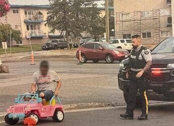 Guida la jeep di Barbie in strada, arrestato: “Non volevo andare a piedi”