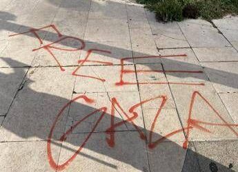 I segni della guerriglia a Milano, tra conta dei danni e voglia di dimenticare