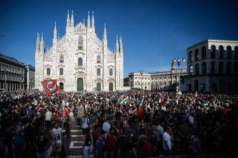 Leoncavallo, in 20mila al corteo: uova e petardi contro la prefettura, blitz al monumento ai caduti