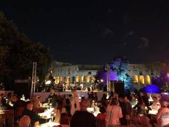 Lo swing di Mellone incanta il Colosseo, tra volti noti della tv e un inedito “gluten free”