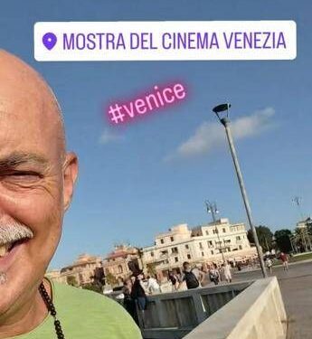 “Ma che s’è visto che stavo al pontile di Ostia?”, su Venezia la gag del comico Fabio Avaro
