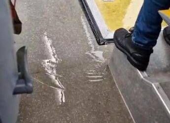 Maltempo, Roma: sulla Cristoforo Colombo autobus allagato fa ‘surf’ in strada