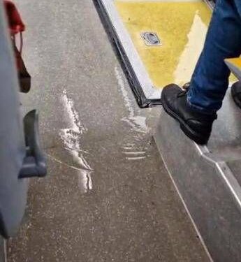 Maltempo, Roma: sulla Cristoforo Colombo autobus allagato fa ‘surf’ in strada