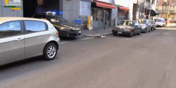 Milano – Fermati 4 soggetti e sequestrati oltre 17 milioni di euro
