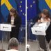 Ministra della Salute svedese Elisabet Lann sviene in conferenza stampa – Il video