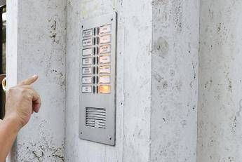 Notifiche del Fisco: ecco cosa si rischia a non mettere il nome sul citofono