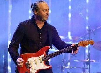 Papà a 64 anni, la rock star anni ’80 dà il benvenuto al suo terzo figlio