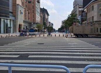 Parata della vittoria a Pechino, vie deserte e finestre chiuse: la città è blindata